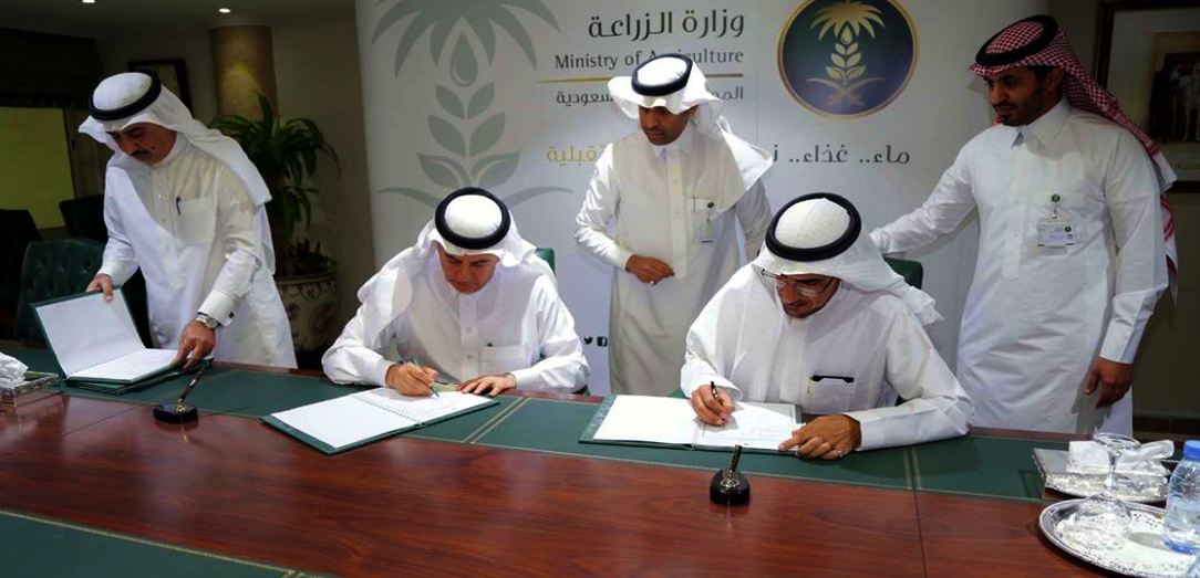 المهندس الفضلي يوقع عقد مشروع مراقبة الأمن الحيوي في مشاريع الاستزراع المائي مع  الجمعية السعودية للاستزراع المائي 